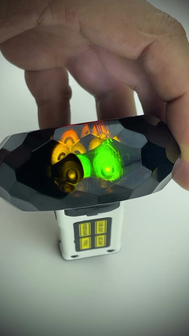 Faceted Fire — Facetalı eserin içindeki ateş, ışık altında