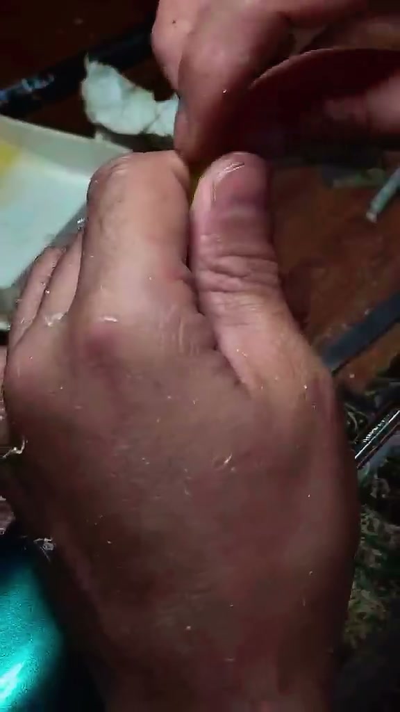 Ustanın elleri, taneleri ipliğe dizerken