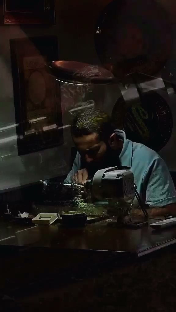 Usta, gece atölyesinde tezgâh başında çalışırken