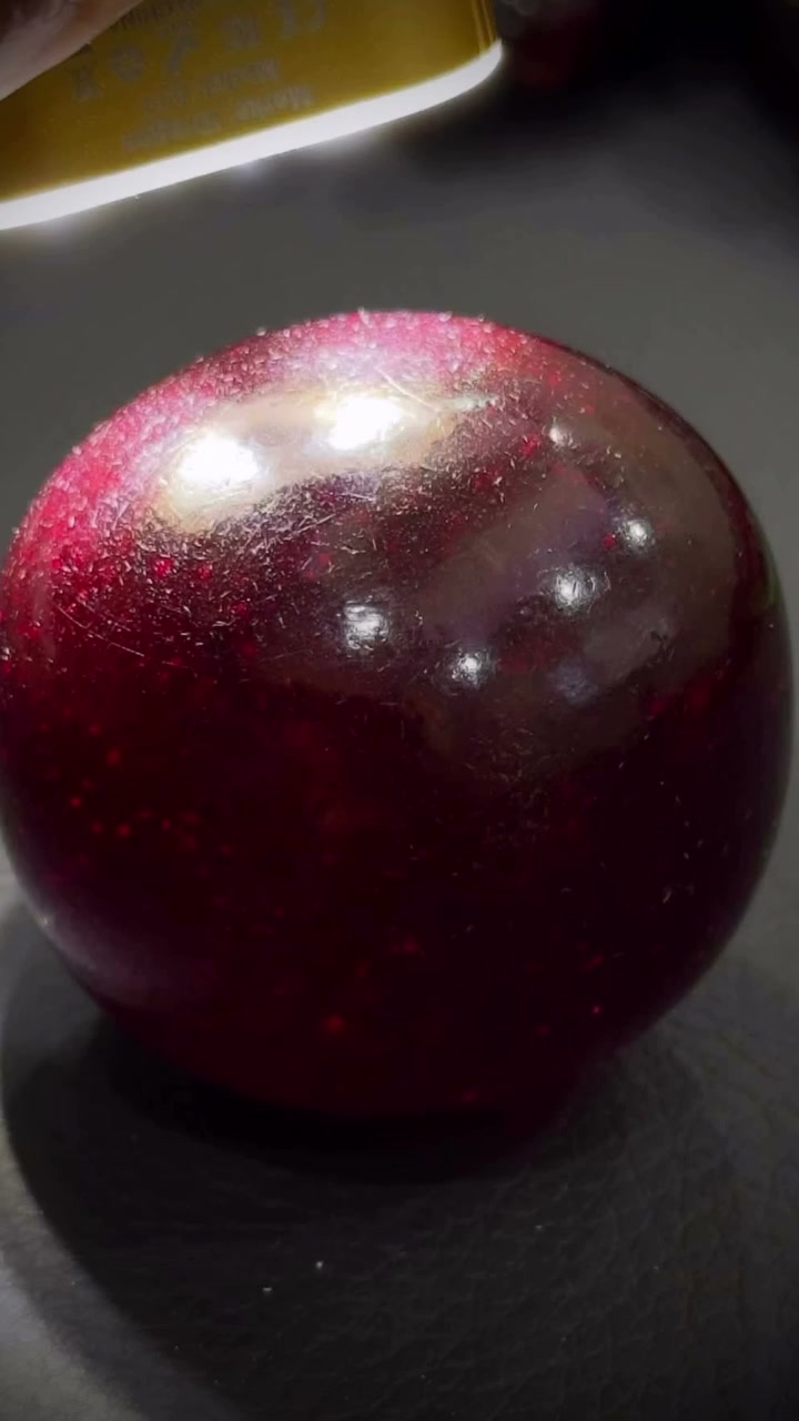 Stardust faturan küre, ışıkta kızıl parıltısıyla