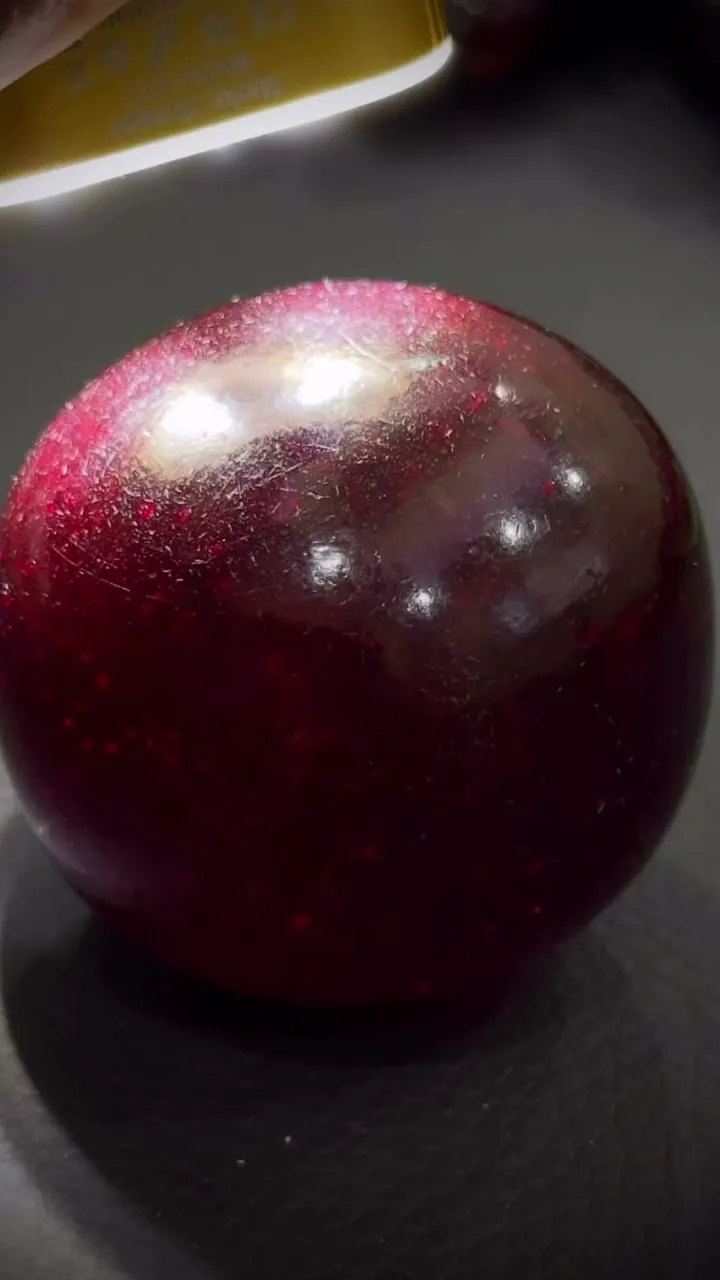 Stardust faturan küre, ışıkta kızıl parıltısıyla