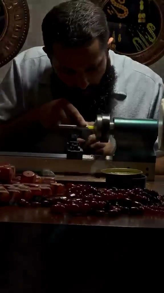 Derviş İbrahim, tezgâhında tane işlerken